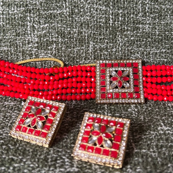 Red and white choker set with studs - Picture 4 of 6